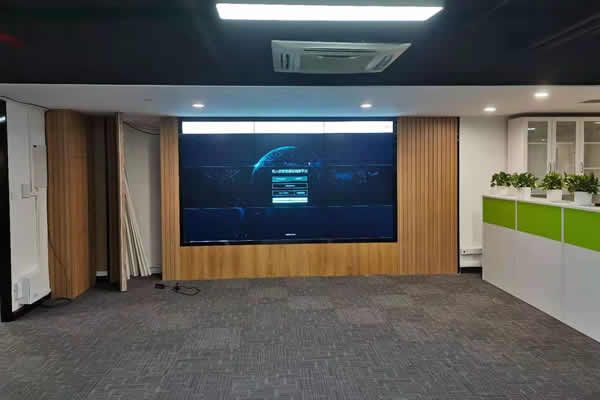 液晶拼接屏與OCB小間距LED顯示屏有什么區(qū)別？