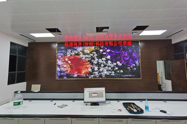 一套常見(jiàn)的室內(nèi)LED顯示屏系統(tǒng)包括哪些設(shè)備？