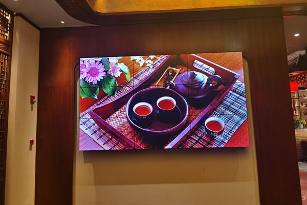 液晶拼接屏在娛樂(lè)場(chǎng)所的應(yīng)用優(yōu)勢(shì)與解決方案