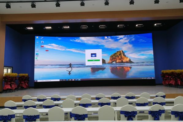 舞臺(tái)背景大屏使用LED屏好，還是拼接屏好？