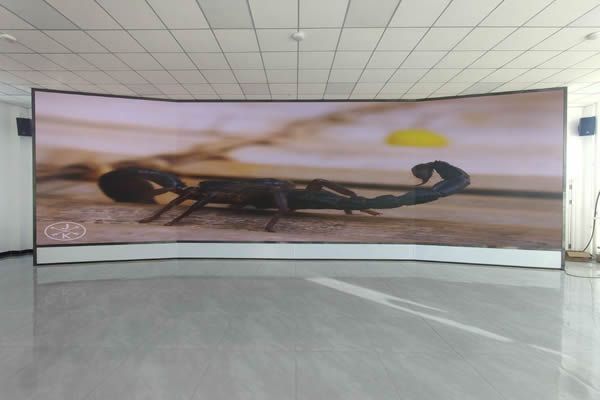 多媒體展廳用多大尺寸的LED顯示屏合適，多媒體展廳LED顯示屏方案設(shè)計(jì)