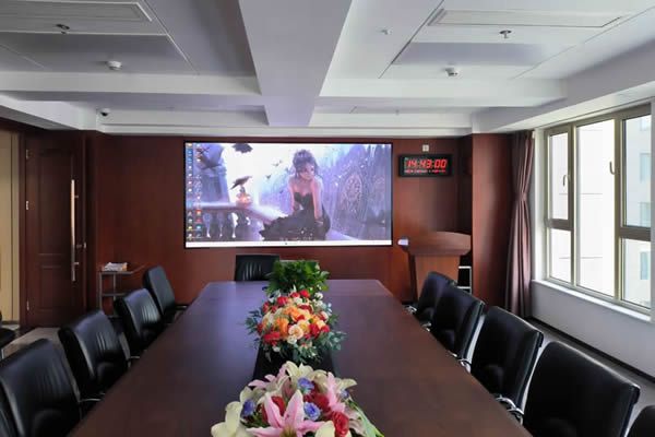 學(xué)校會議室大屏使用投影機(jī)好，還是LED顯示屏好？