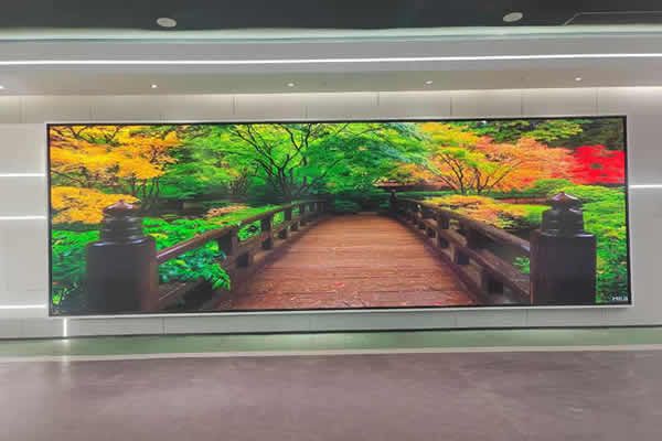 電視臺直播間的主播背景墻大屏是什么，用那種好？